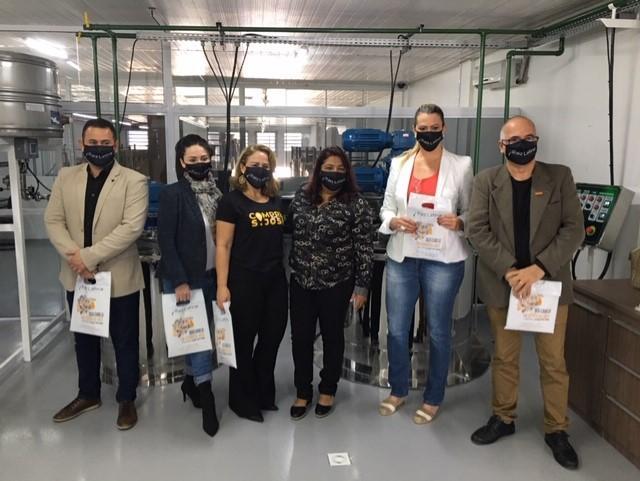 Telma dos Santos entre empresários da regiao que foram conhecer a nova fábrica em S. José dos Campos