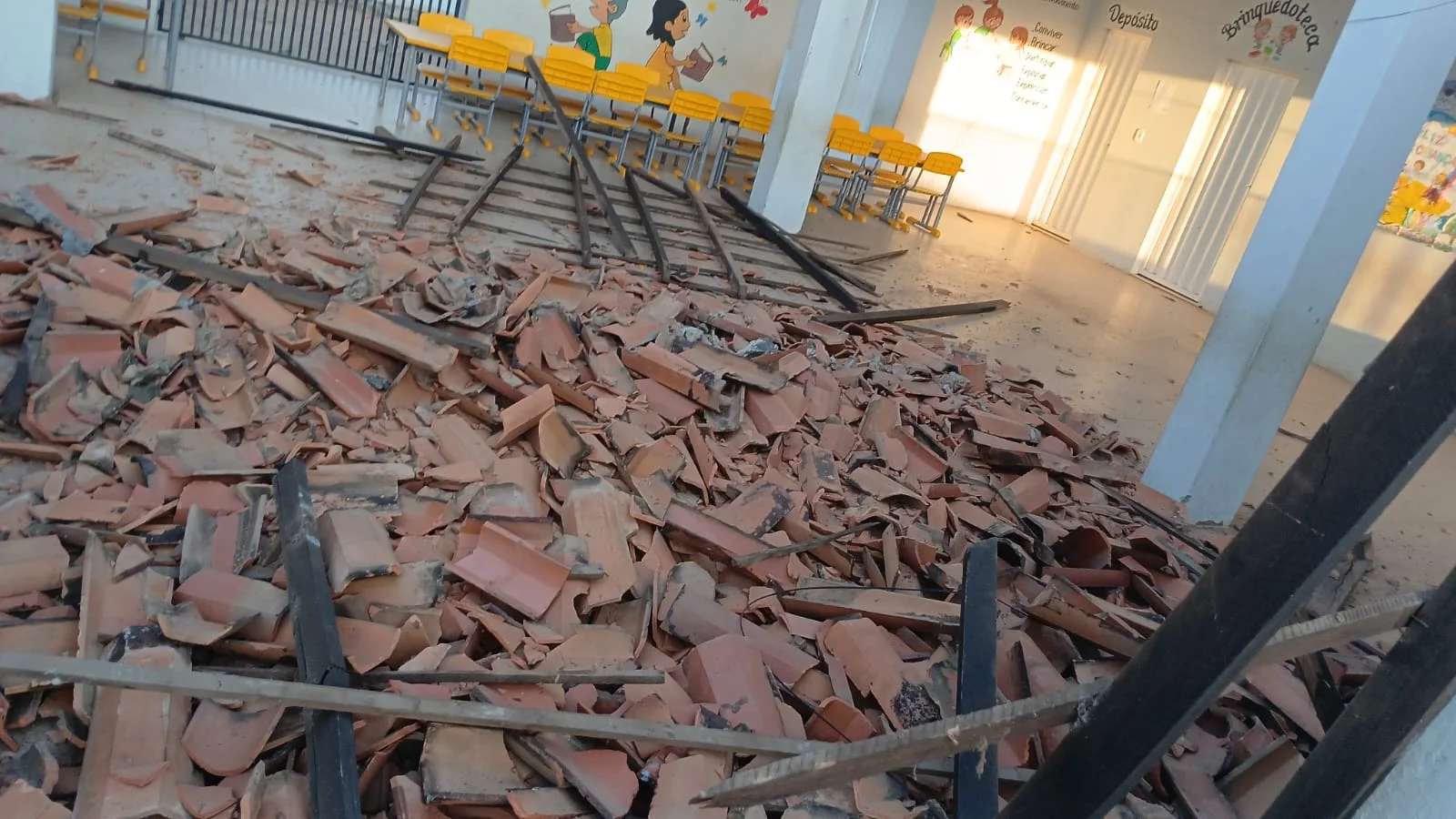 Teto de creche desaba em Dom Expedito Lopes; ninguém se feriu