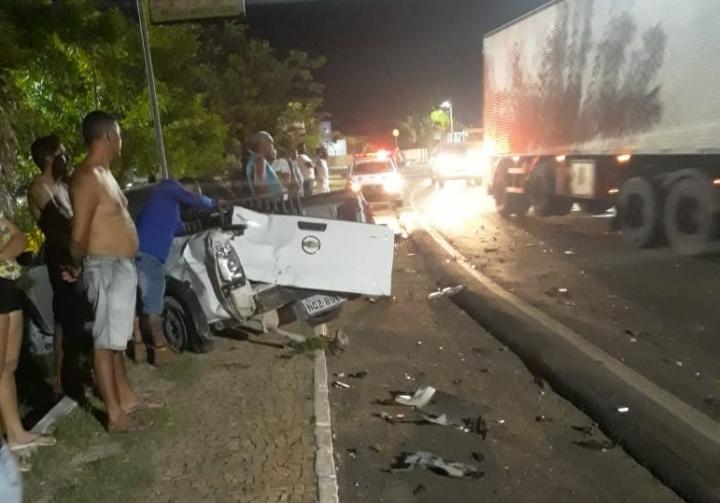 Colisão aconteceu entre caminhão e carro pequeno
