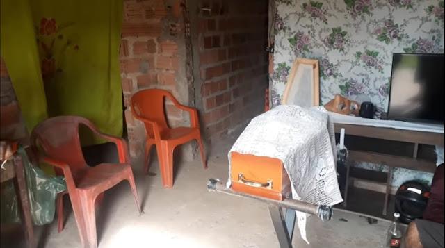 Corpo do recém-nascido foi velado na casa da família, em Timbiras