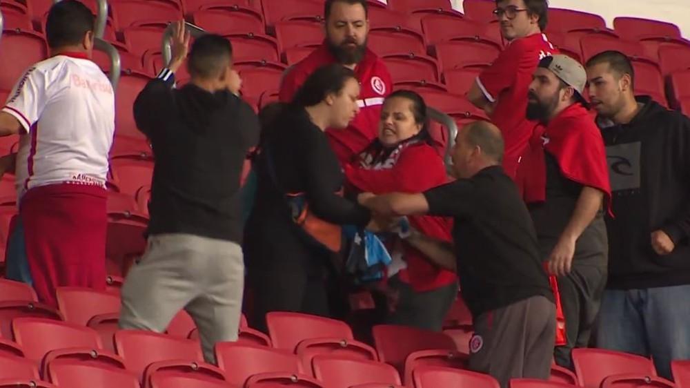 A torcedora do Inter agride a mãe que estava com o filho no Gre-Nal