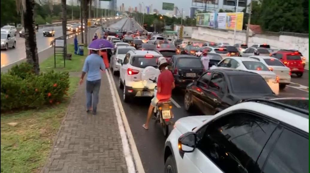 Pais interromperam o trânsito na Ponte JK