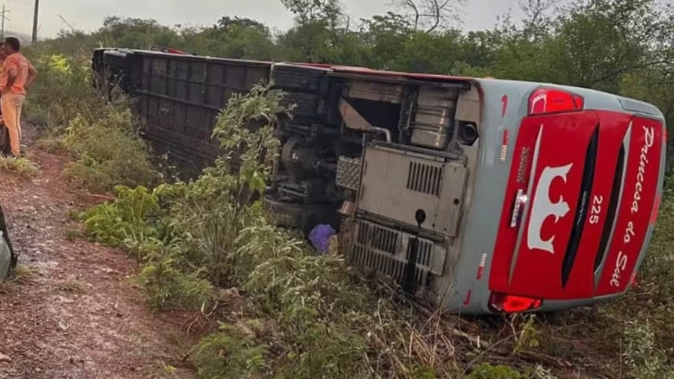 Ônibus da empresa Princesa do Sul tomba em Curimatá