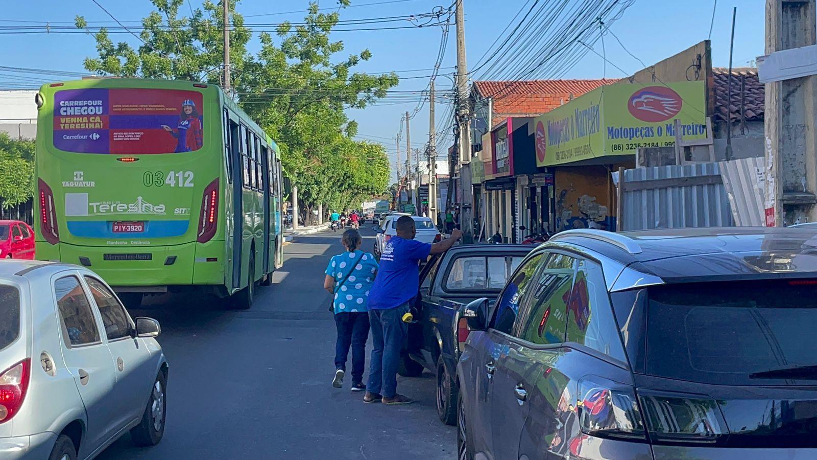 Pessoas precisam andar na rua no grande Dirceu por conta de calçadas obstruídas