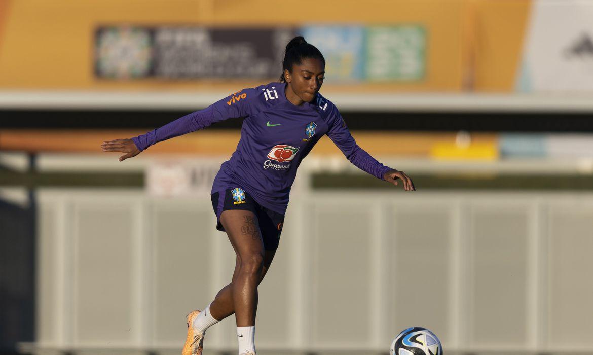 Seleção brasileira de futebol feminino faz treino antes de estreia