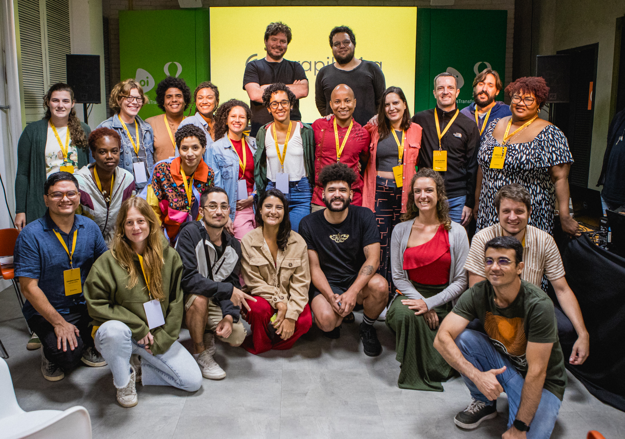 A turma do "Camp Serrapilheira: podcasts 2023" com os apresentadores do programa “Medo e delírio em Brasília”