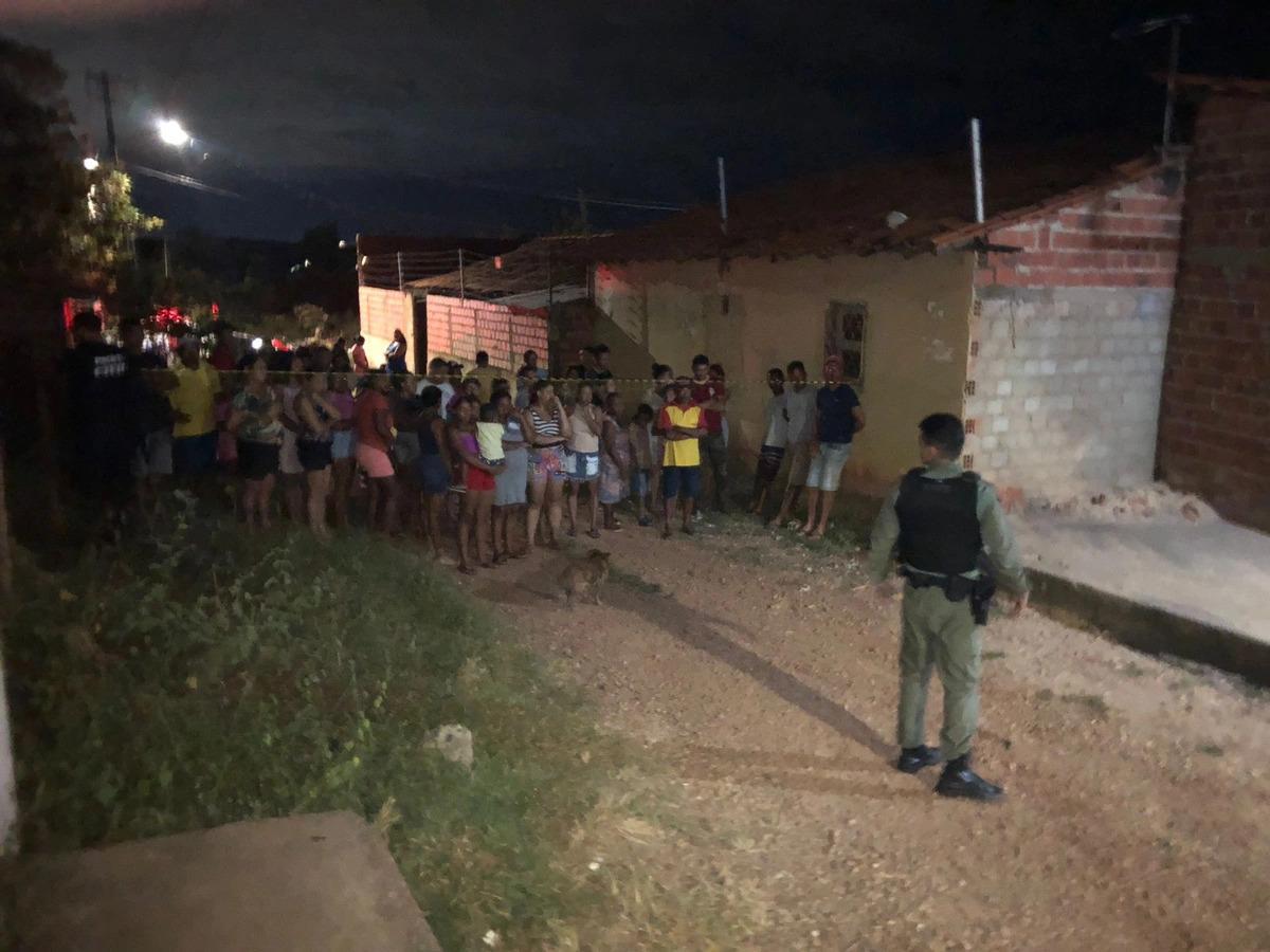 Vítima caiu na porta de casa