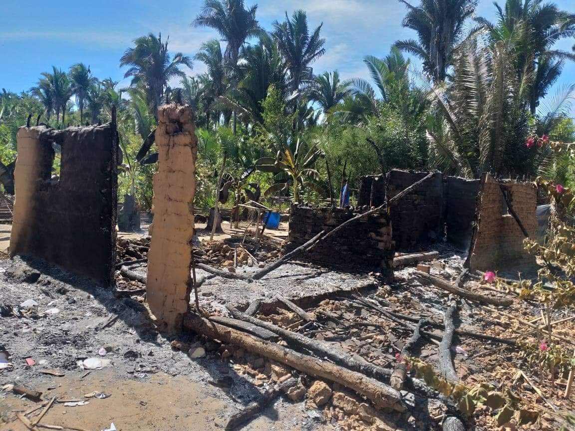Casa de taipa veio abaixo com as chamas