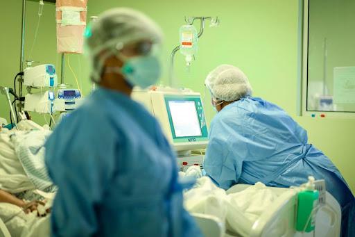 Pacientes com Covid-19 sendo tratados