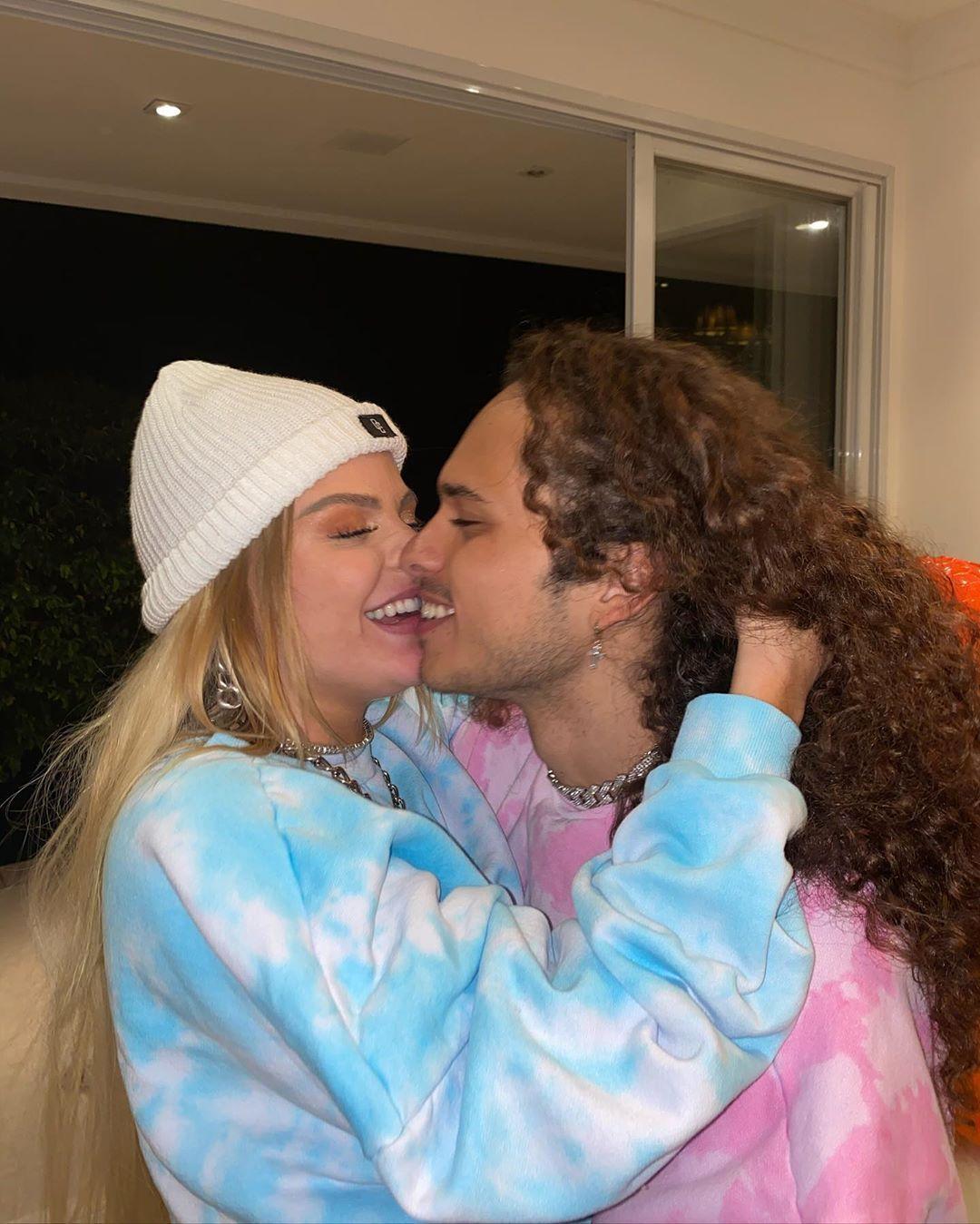 Casal postou fotos românticas nas redes sociais