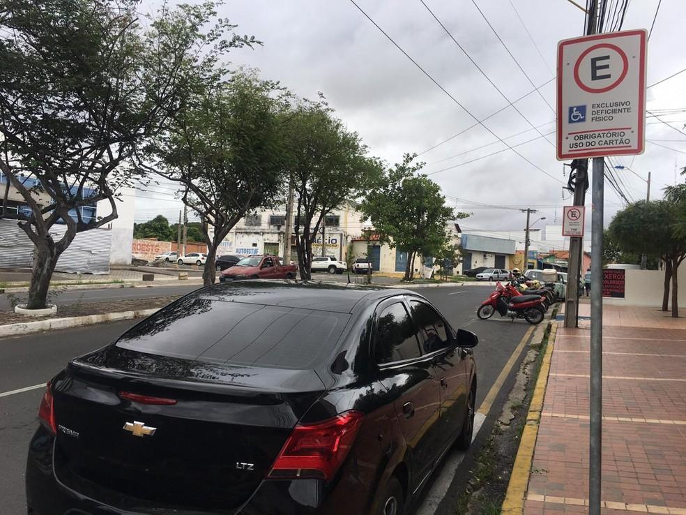 Emissões e renovações dos cartões de estacionamento continuam suspensas