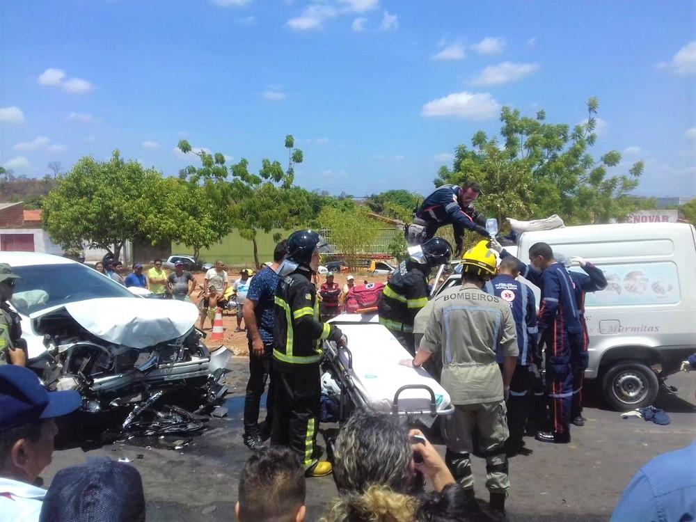 Casal fica preso às ferragens de carro