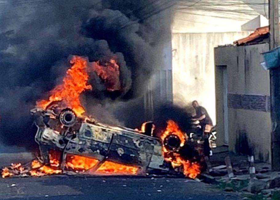 Carro ficou completamente destruído