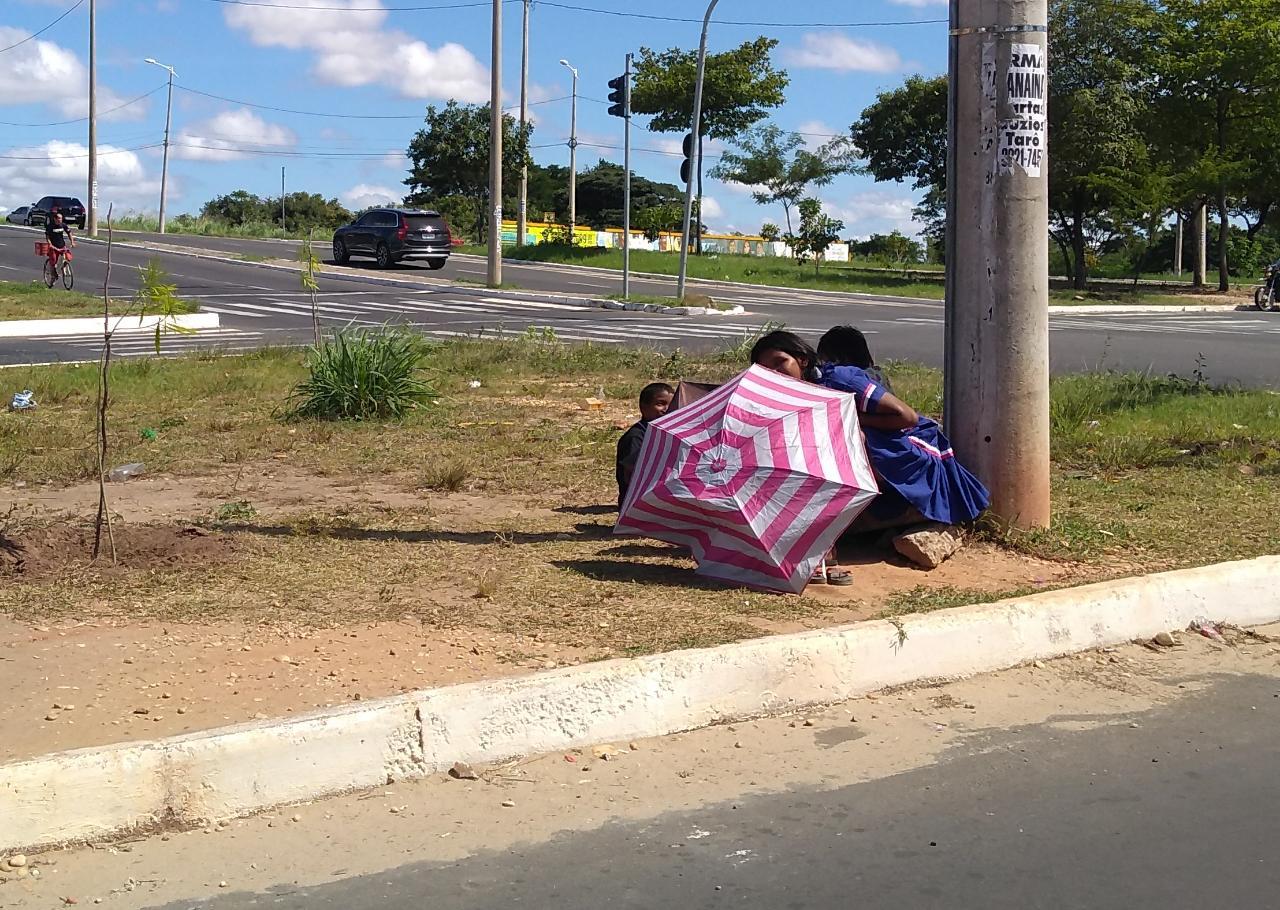 Venezuelanos pedem esmola em Teresina