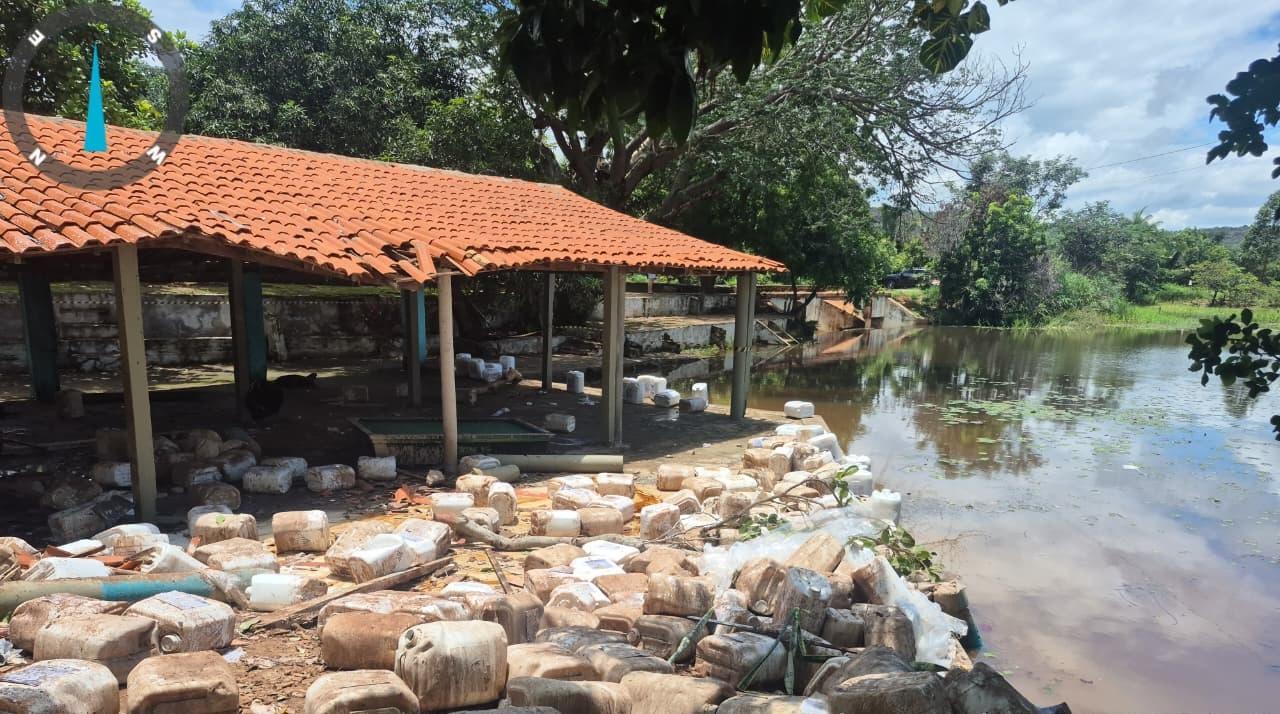 Carga com veneno caiu no riacho Esfolado em Bertolínia