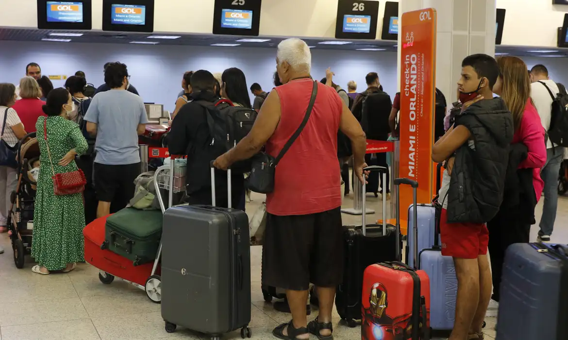 Passageiros embarcando em aeroporto