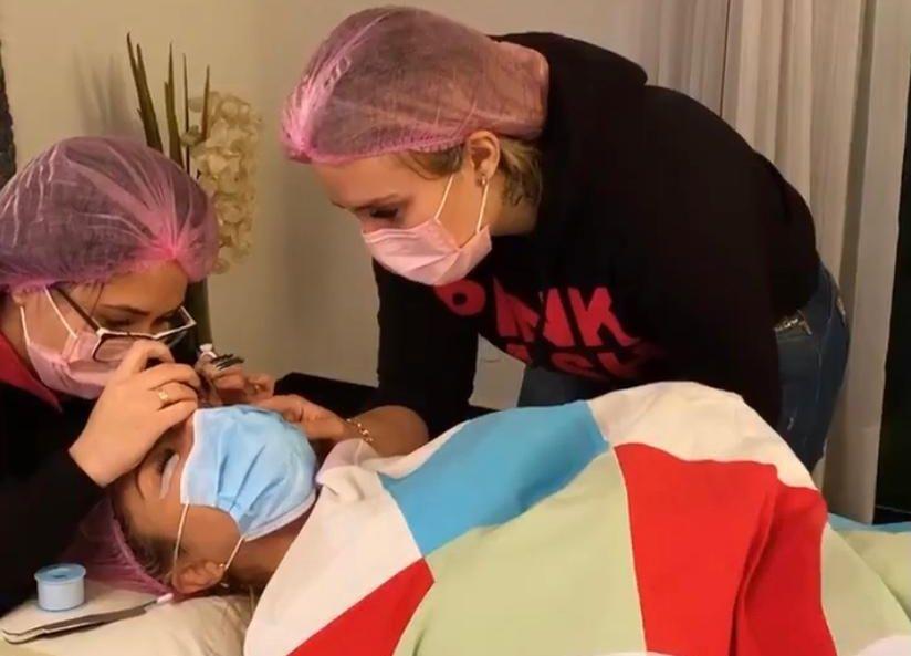 Virginia Fonseca com a esteticista Samara Martins