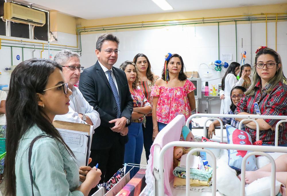O promotor de Justiça Eny Marcos visita a UTI e pediatria do HUT