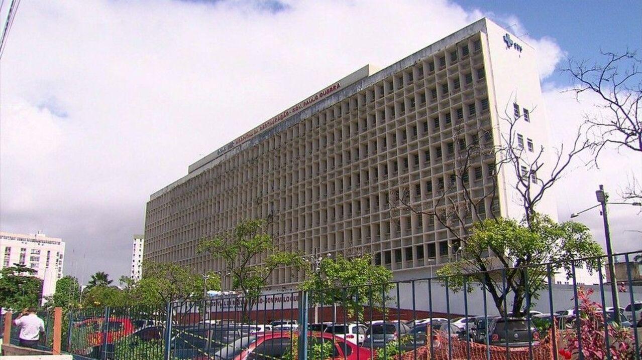 A vítima foi internada na enfermaria para queimados no Hospital da Restauração