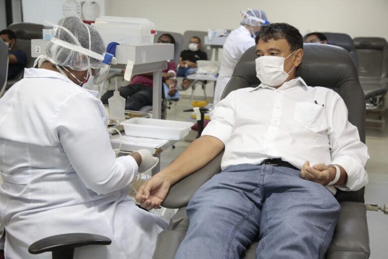 Wellington Dias doando sangue