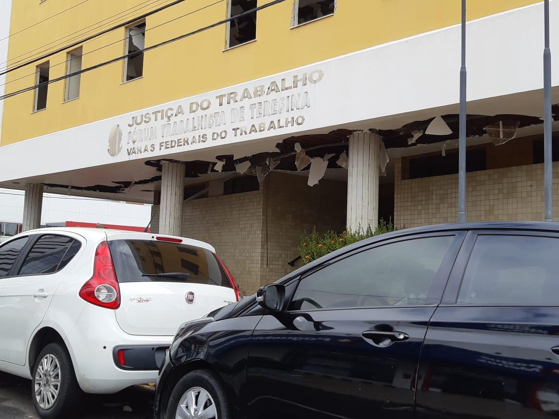 O forro de gesso do prédio está destruído