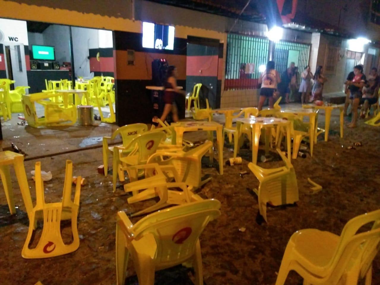 O rastro de destruição no bar depois da confusão