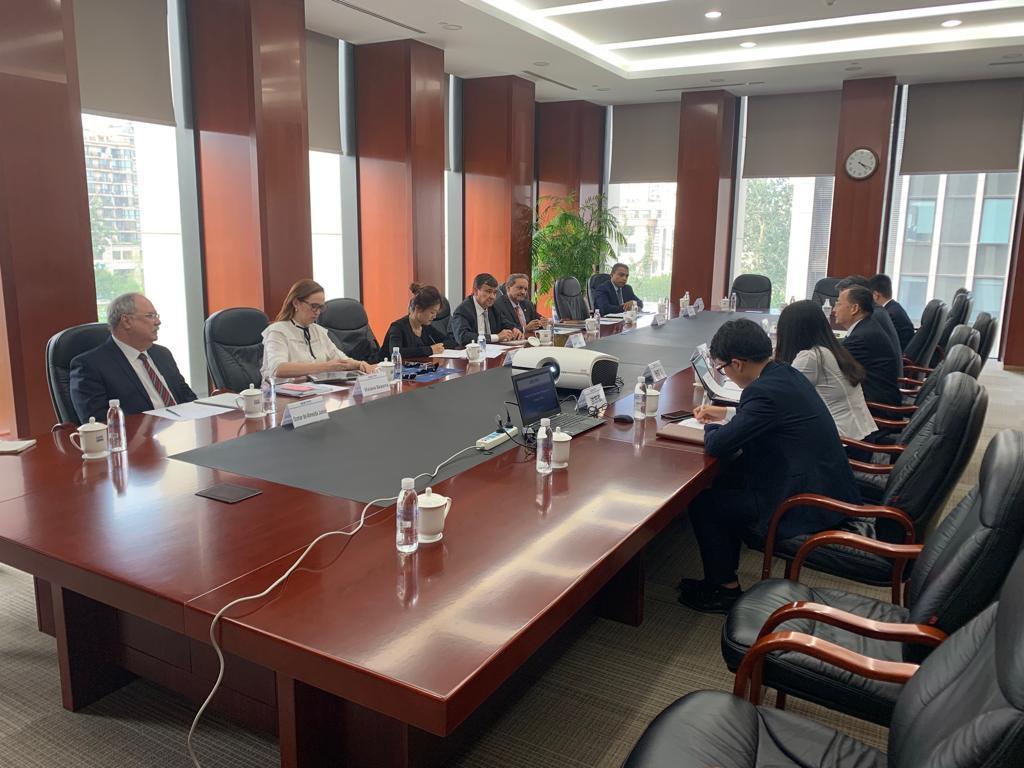 Wellington Dias na China sem perder o contato com os assuntos do Piauí e do Brasil