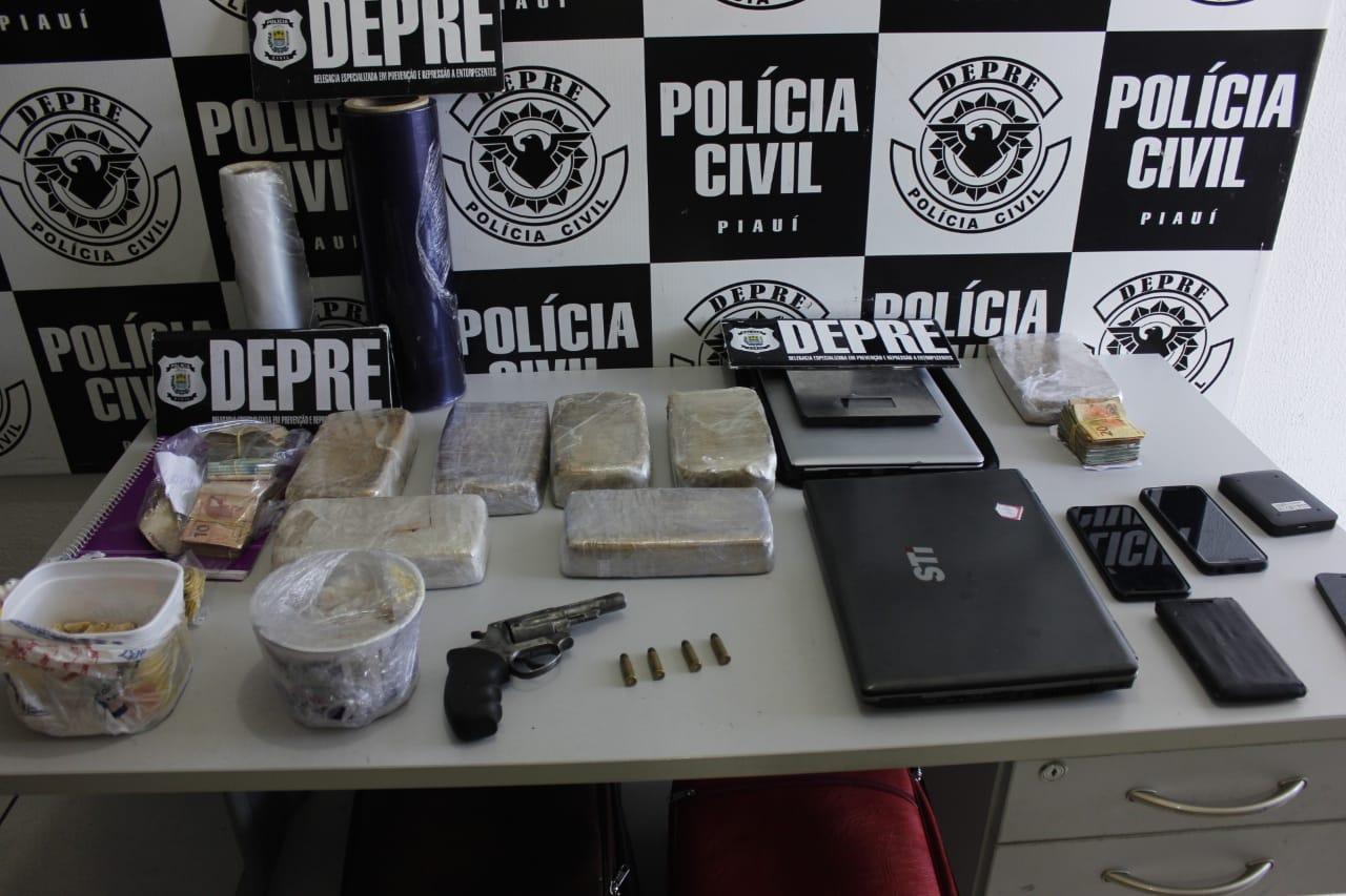 A dinheiro, arma e droga apreendidos pela Depre