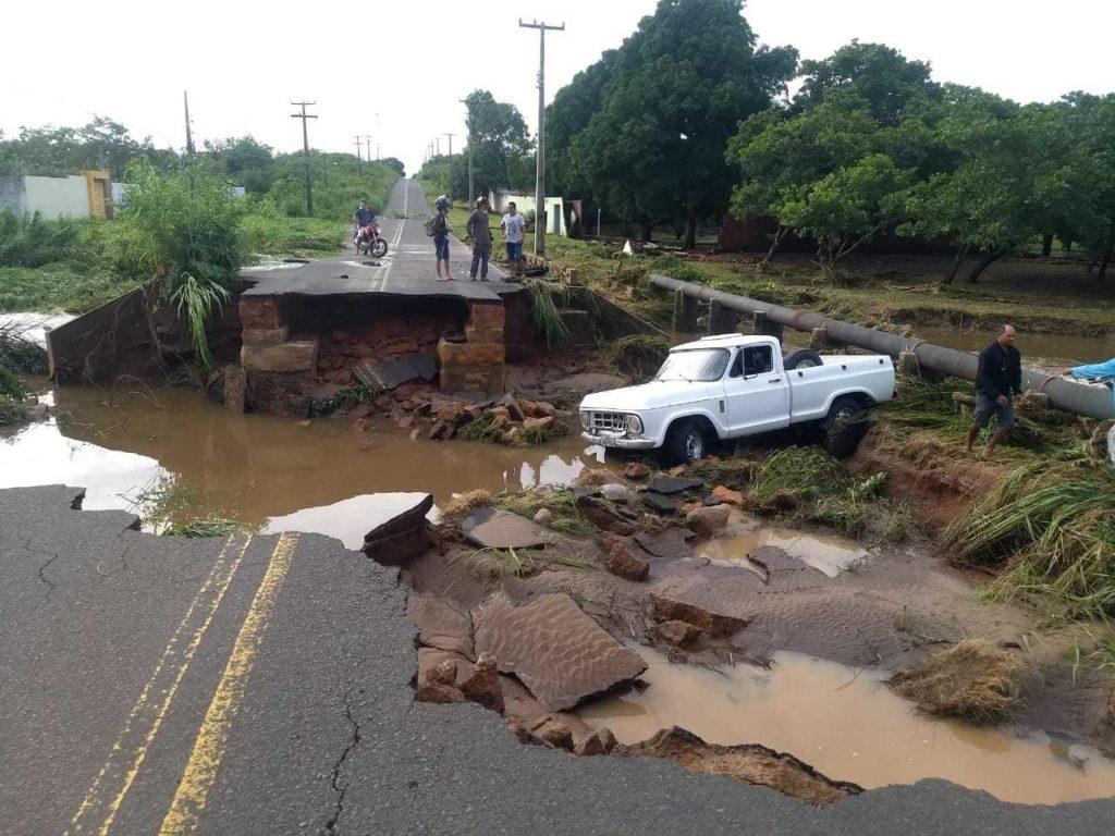 Carro cai em cratera