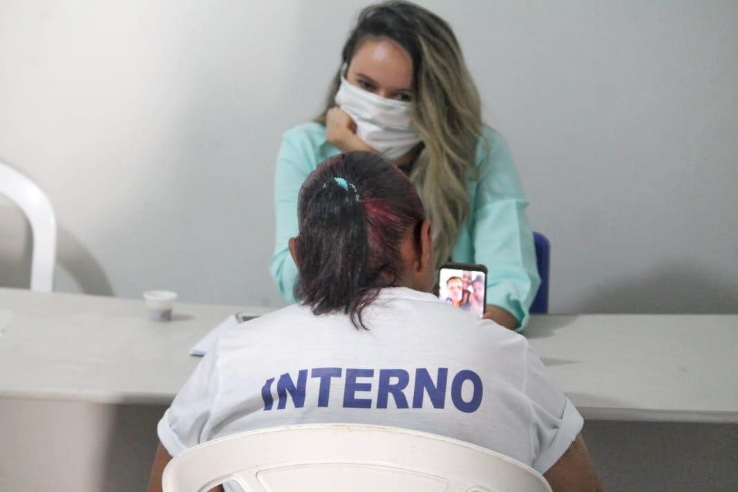 Detenta falando com seus familiares em visita virtual.
