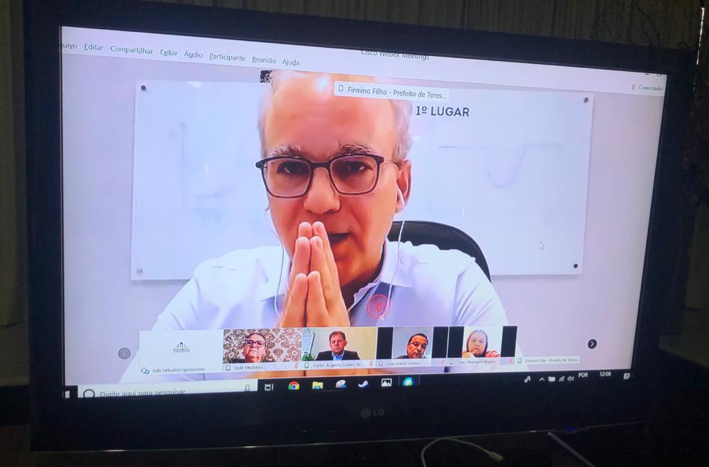 Prefeito Firmino Filho em video coferência com vereadores e deputados