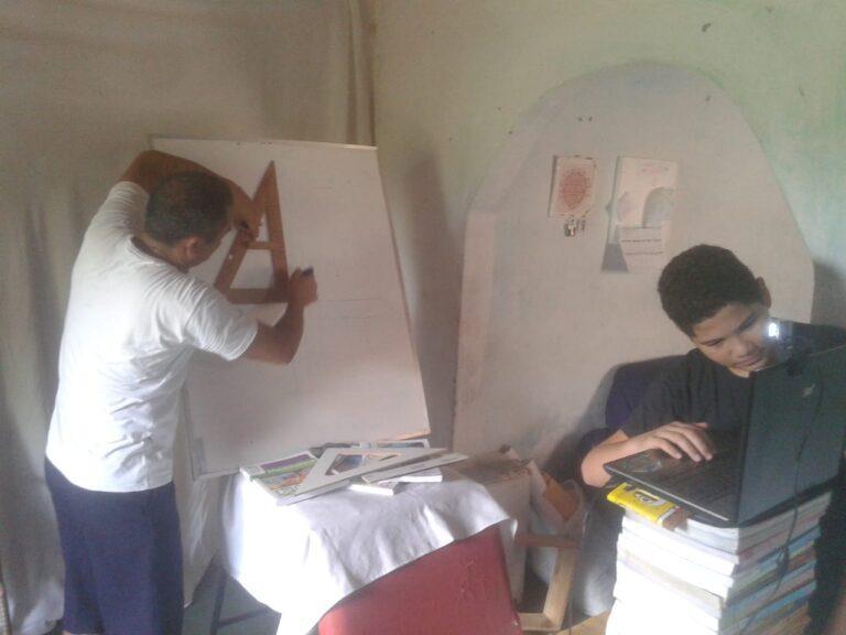 Filho ajudando pai a produzir video aula