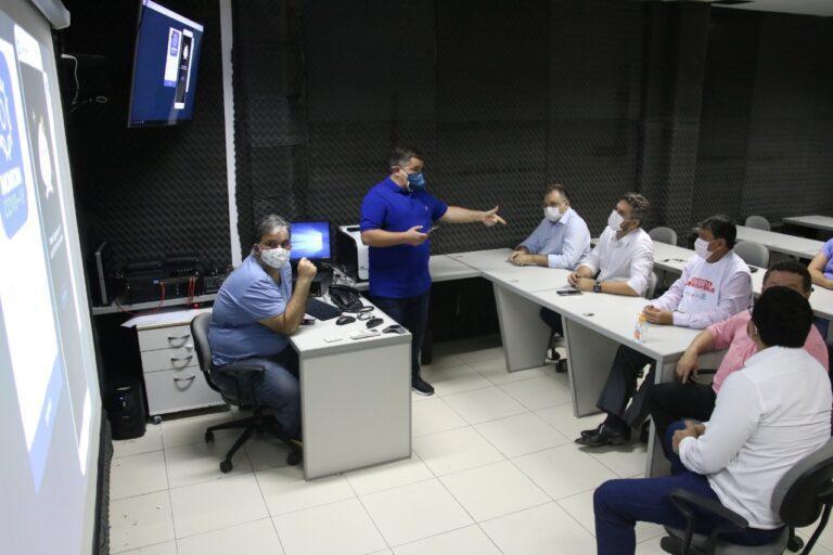 Profissionais recebendo treinamento para o uso do aplicativo Monitora Covid-19