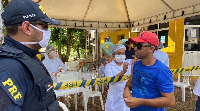A PRF apoiando a Secretaria Municipal de Saúde na aplicação das vacinas em caminhoneiros
