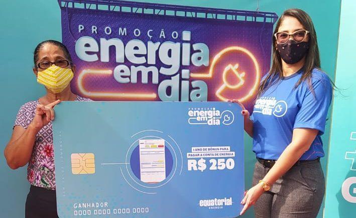 Alzira Gomes recebeu seu bônus de R$ 250,00 mensal para pagar conta de energia . No próximo sorteio, serão dois bônus para compras de supermercado e dois para pagamento da conta de energia