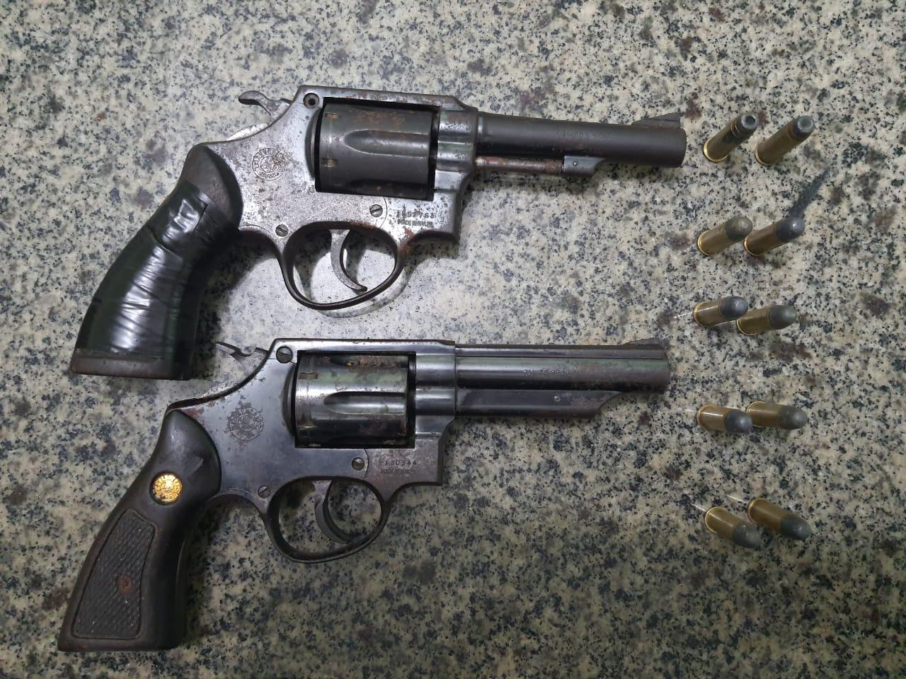 Homem é preso acusado de violência doméstica e porte ilegal de arma, em Paranaíba