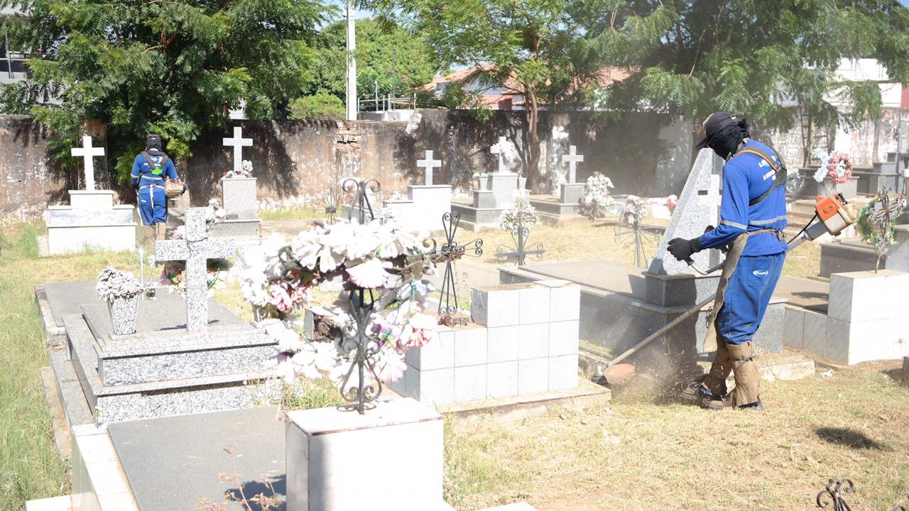 Limpeza em cemitério da capital