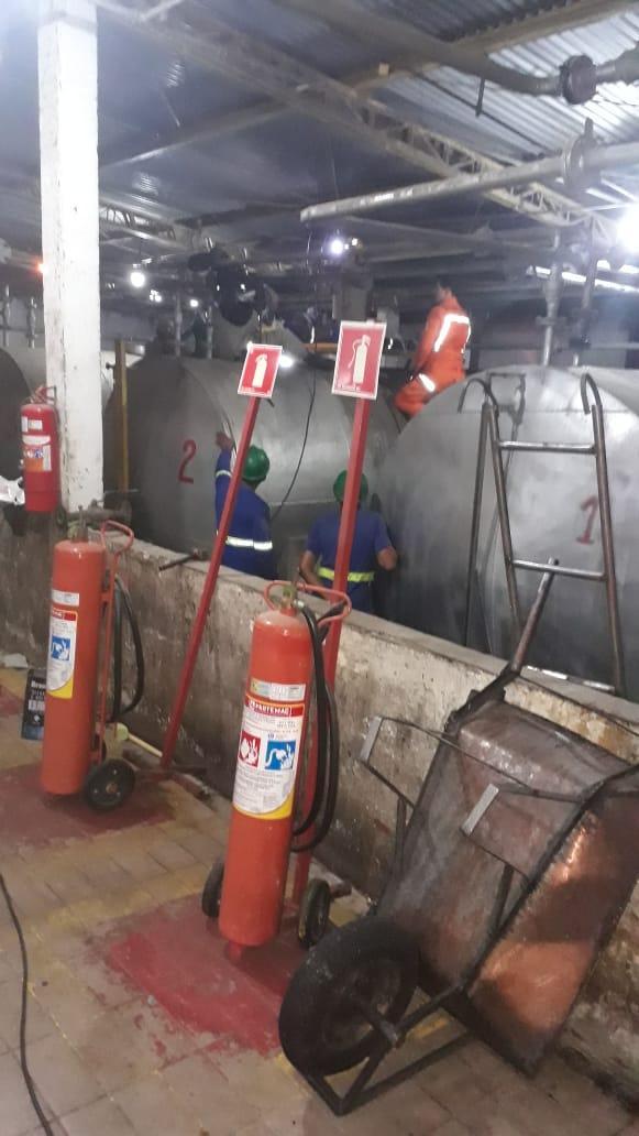Homem é resgatado após ficar preso dentro de tanque de fábrica
