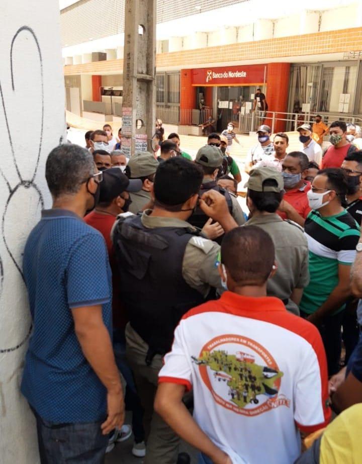Motorista de ônibus é detido durante manifestação da categoria no centro de Teresina