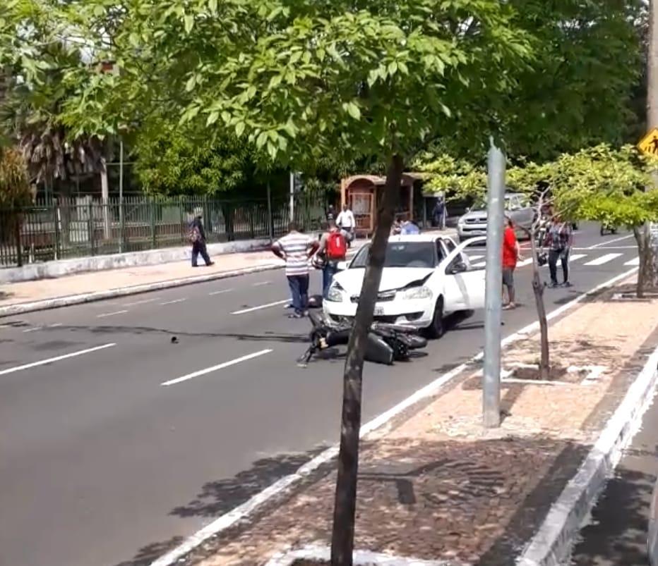 Mulher é arremessada de moto durante colisão com carro em Teresina
