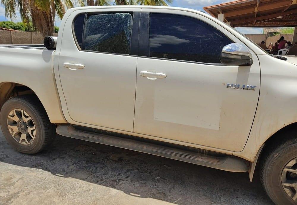 Carro do prefeito Márcio Alencar sofre atentado em Alegrete do Piauí