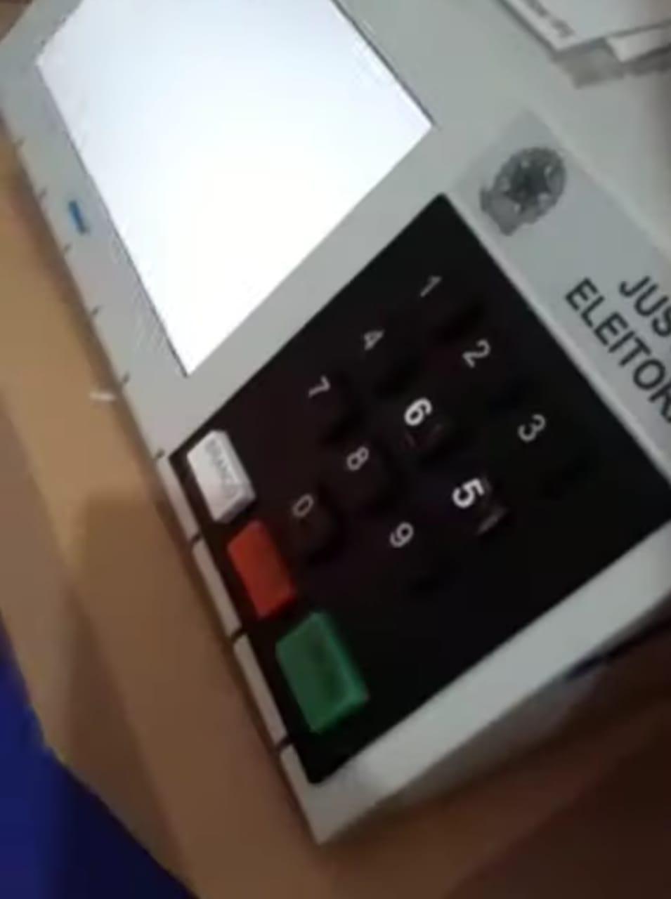 Eleitora flagra adesivos colados em teclas de urna no Piauí