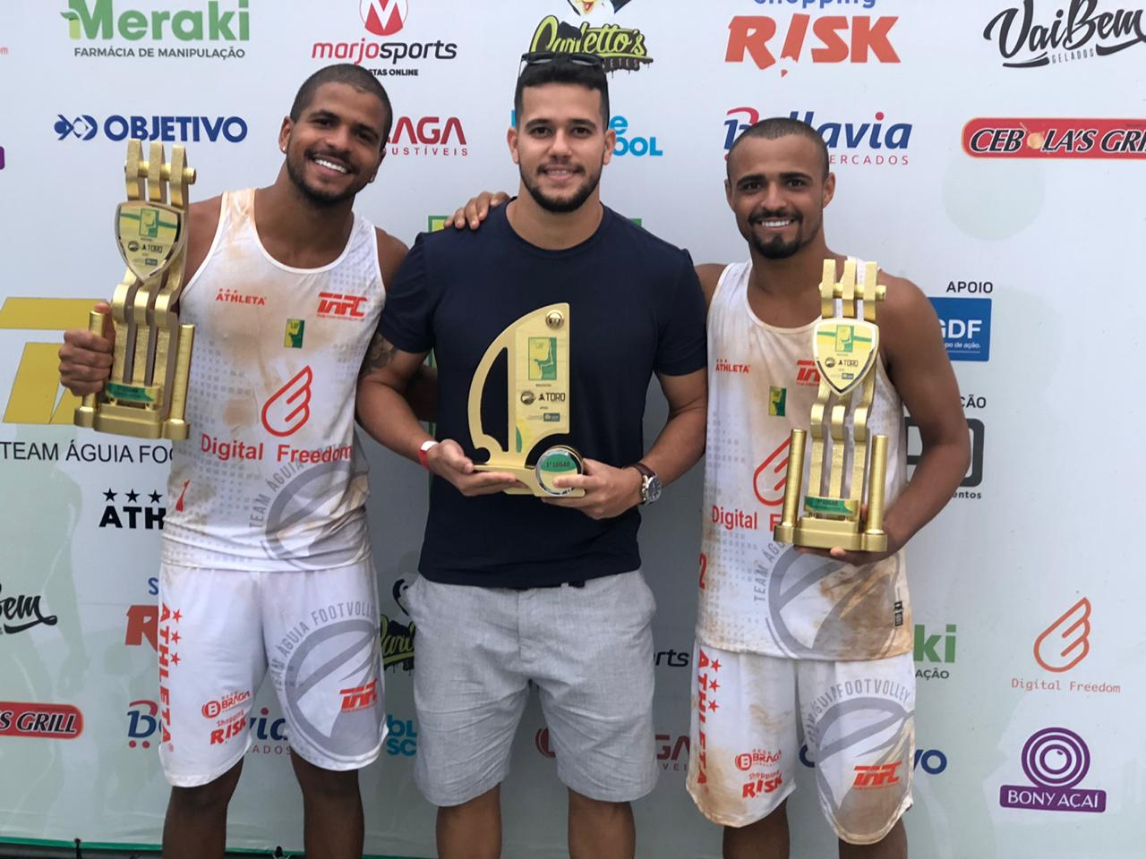 Atletas cariocas de futevôlei, atuais campeões do TAFC, Renan e Felipinho ao lado de um dos organizadores do Piauí Open de Futevôlei, Filipe Barreto