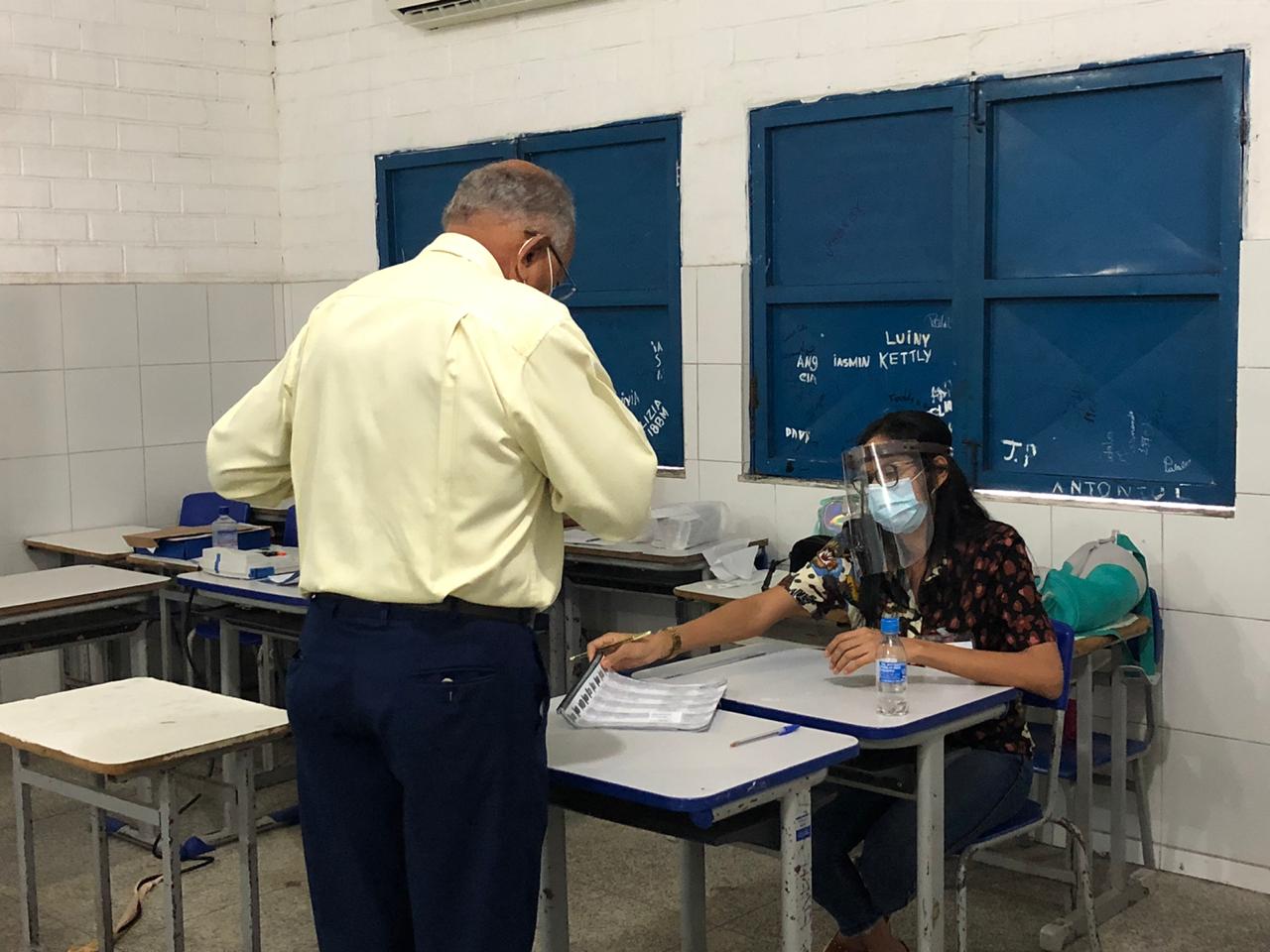 Candidato no segundo turno, Dr Pessoa (MDB), votou na manhã desse domingo, 29