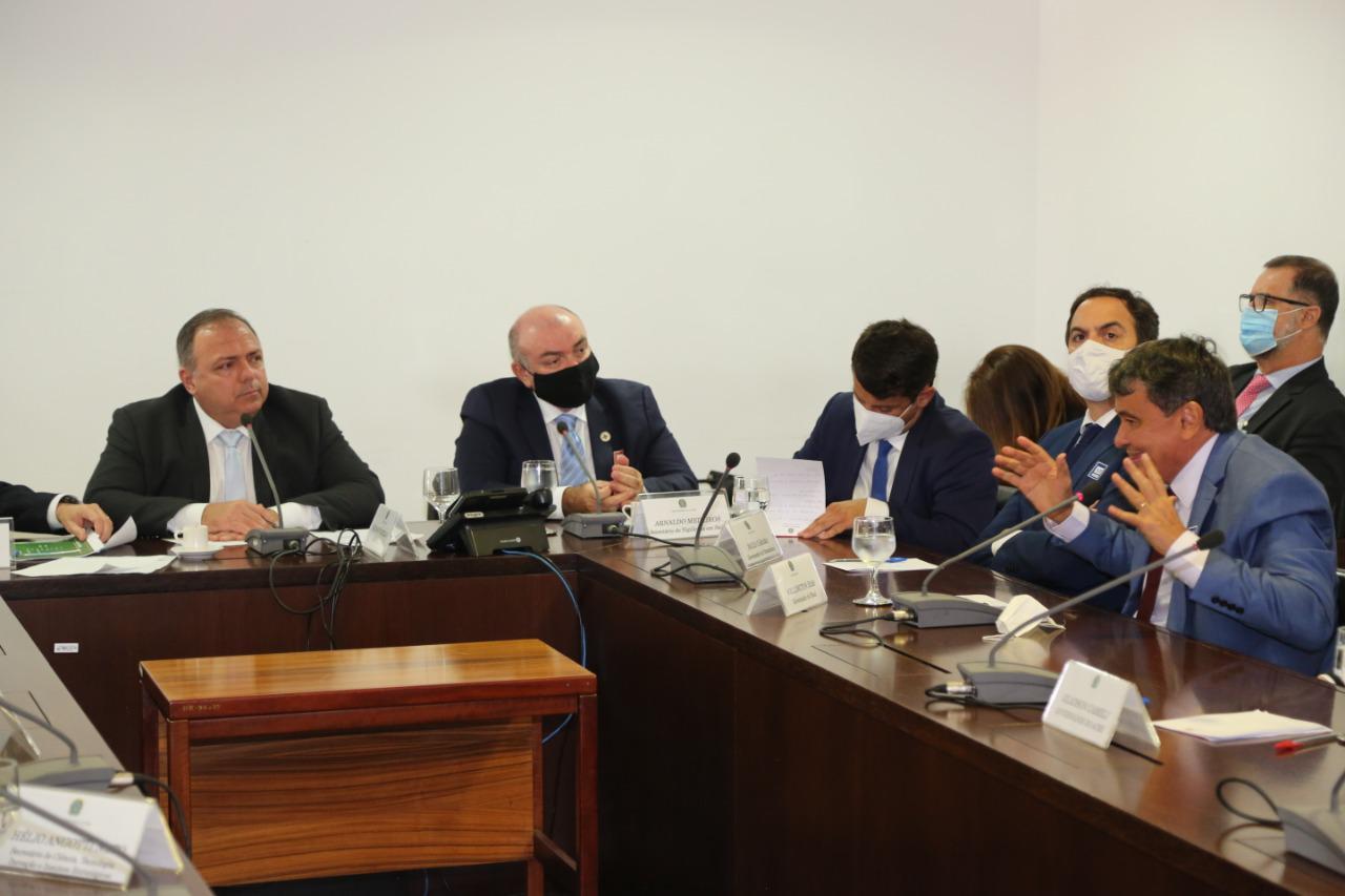 Governador durante reunião com o ministro Pazuello