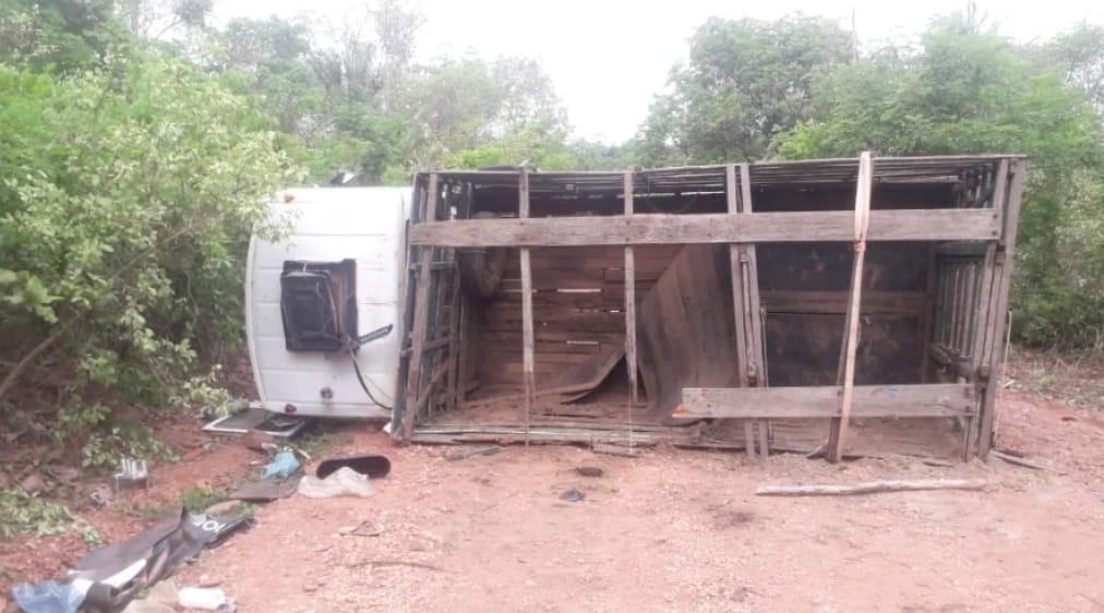 Homem morre ao tombar caminhão em Ladeira em Nazária