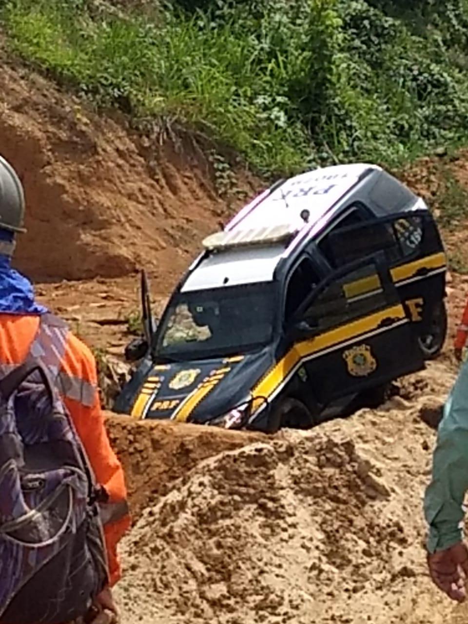Carro fica preso durante perseguição