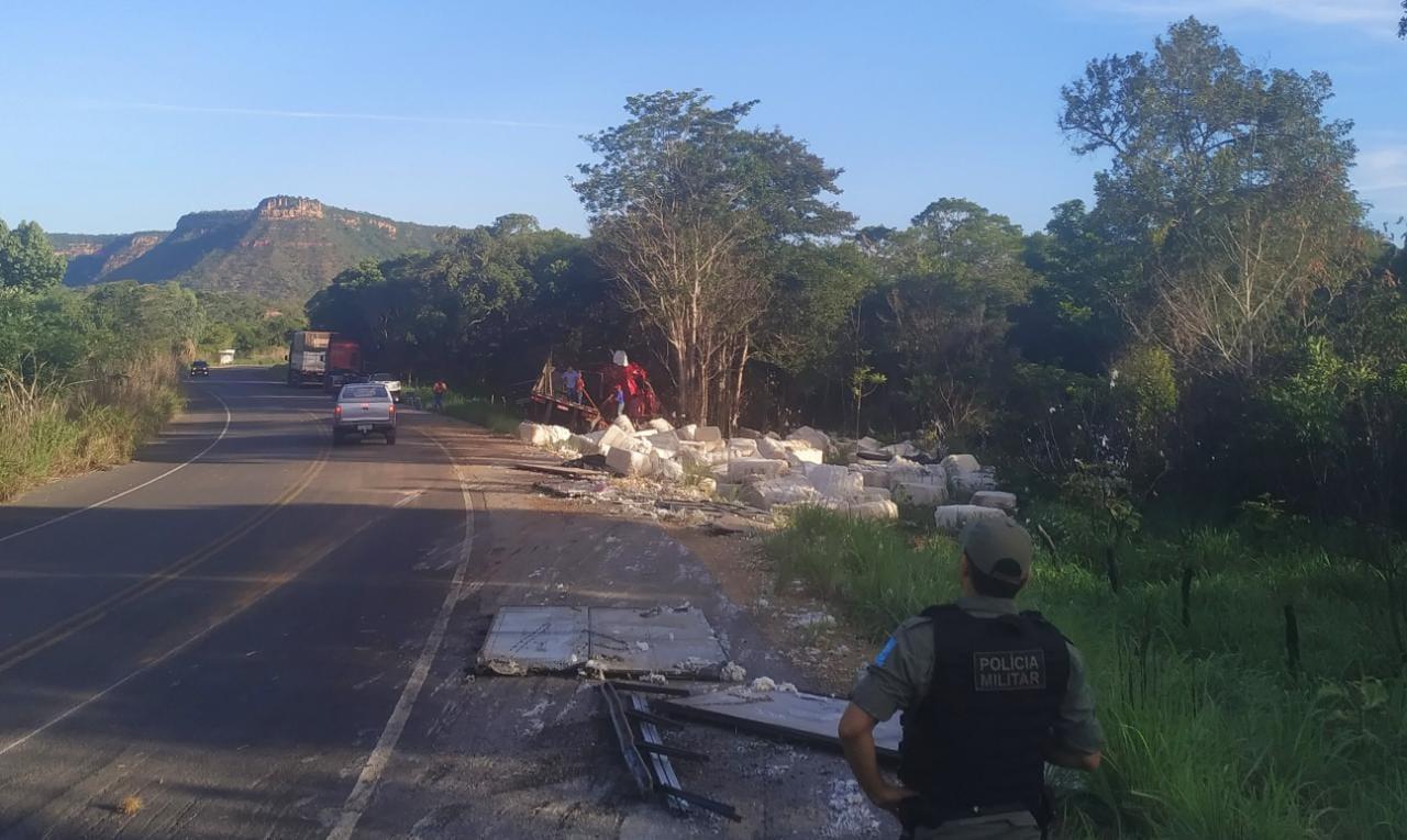 Carreta tomba em BR