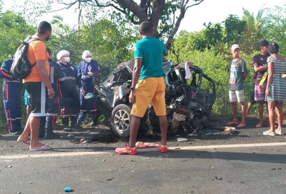 Colisão frontal entre caminhão e carro deixa duas pessoas mortas em Timon