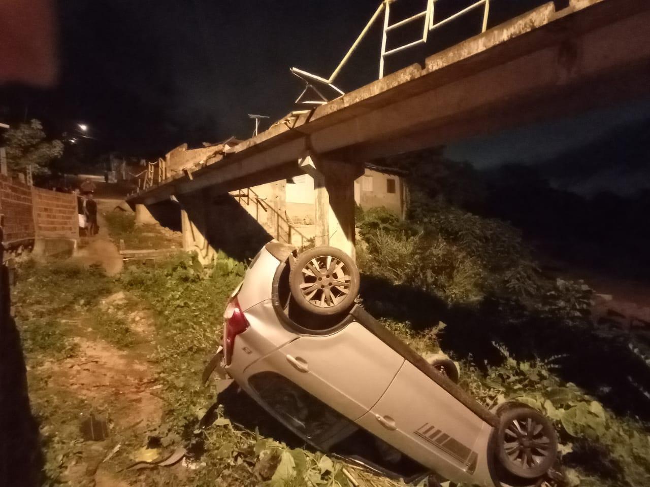 Carro cai em grotão na Vila da Paz